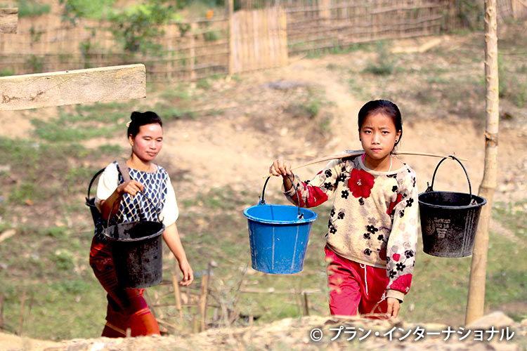 写真:水くみをする女の子(ラオス)