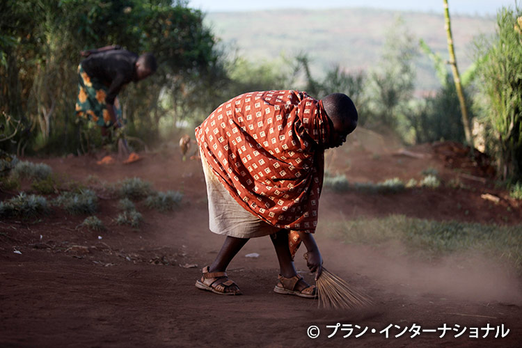 写真:家事労働をする女の子(ルワンダ)