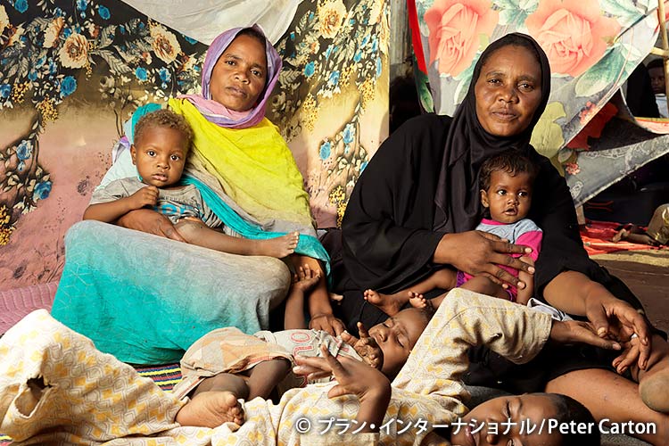 写真:紛争が激化したスーダンから南スーダンへ逃れてきた家族