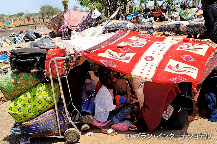 写真：布で簡易シェルターをつくる南スーダン難民