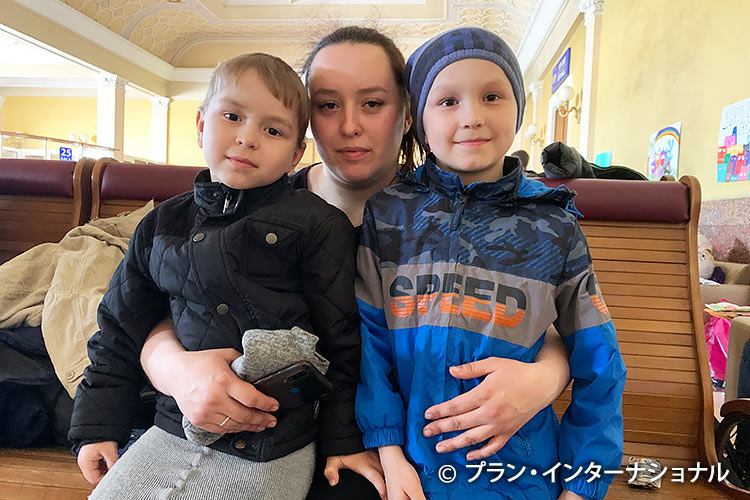 写真：ウクライナから避難する親子