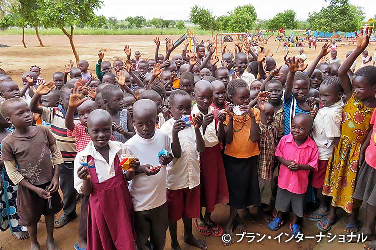 写真：日本から届いた折り紙を手にする南スーダン難民の子どもたち（ウガンダ）