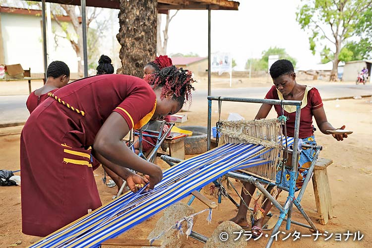 写真：機織りをする女の子（ガーナ）