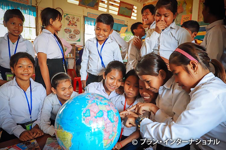 写真：後発開発途上国のカンボジアにて教育支援を実施