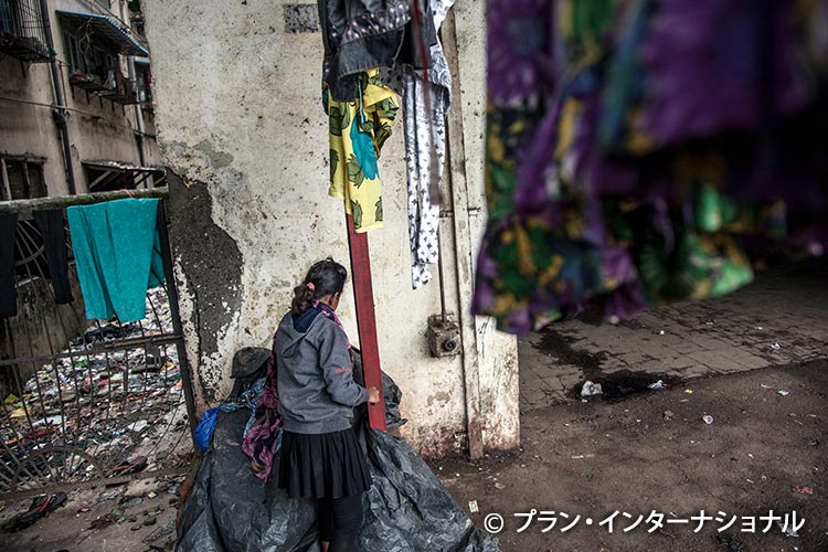 写真：スラム街で暮らす15歳の女の子（インド）