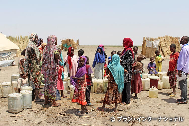 写真：難民キャンプで水を求める人々（スーダン）