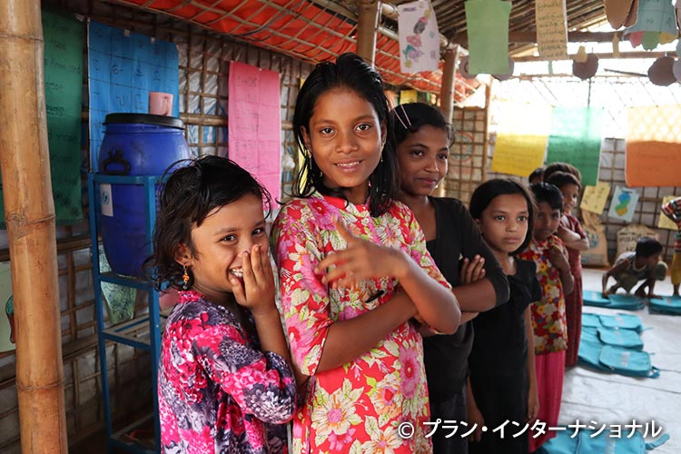写真：学習センターに通う少女たち（バングラデュ）