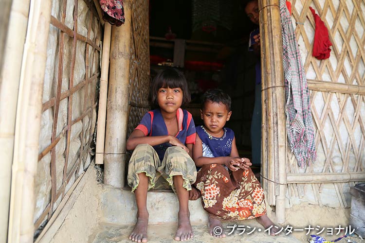 写真：バングラデシュのロヒンギャ難民キャンプに暮らす姉妹