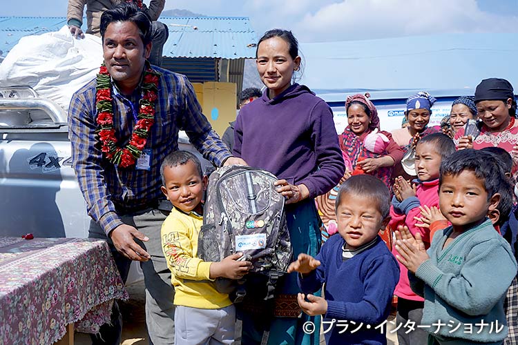 写真:ネパールでの学用品支援