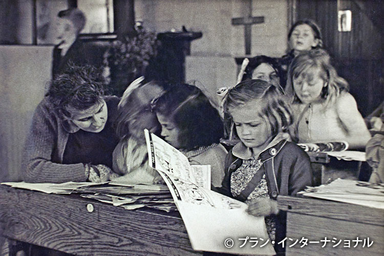 写真:④	1944年プランの施設で読書の練習をする孤児や難民（イギリス）