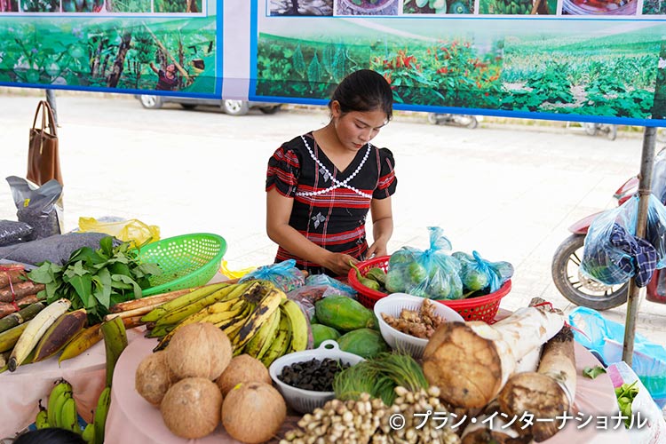 写真：自身で栽培した作物を売る女の子（ベトナム）