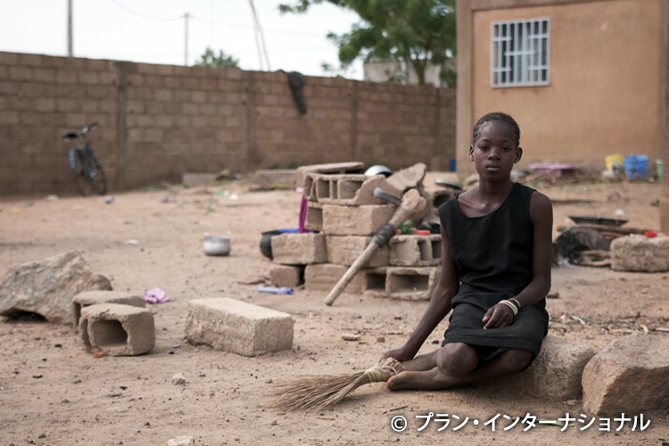 写真：厳しい暮らしを送る国内避難民の女の子（ブルキナファソ）