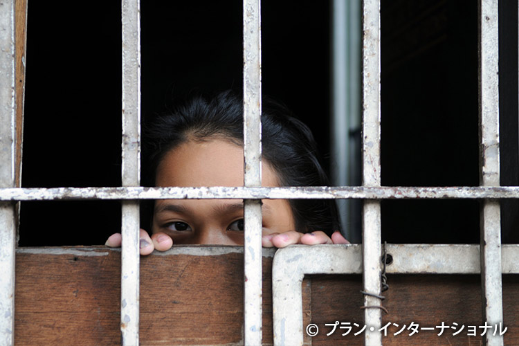 写真：家族６人、路上の小屋で暮らす女の子
