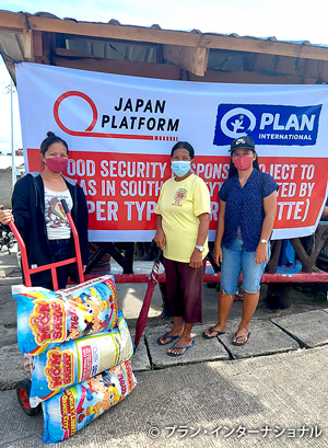 写真：コメを受け取った住民