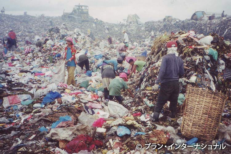 写真：ゴミを拾って生活する人々