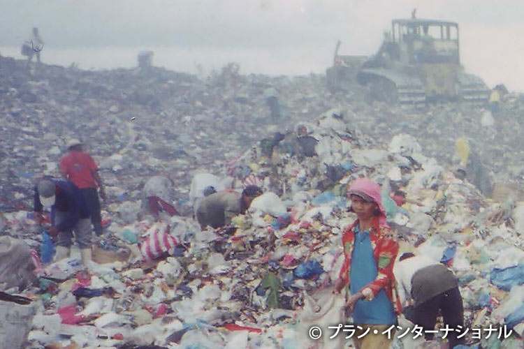 写真：ゴミを拾って生活する人々