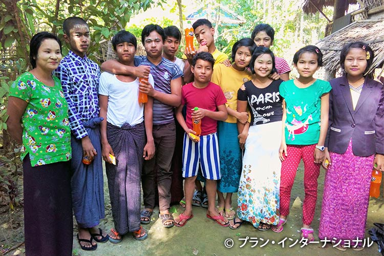 写真：子どもひろばの子どもたちとボランティア（ミャンマー）