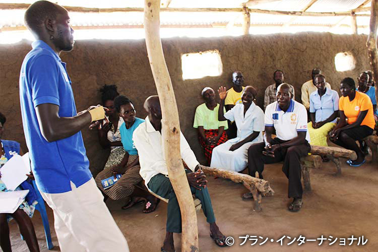子どもたちを健やかに育てる方法を話し合う保護者たち（ウガンダ）