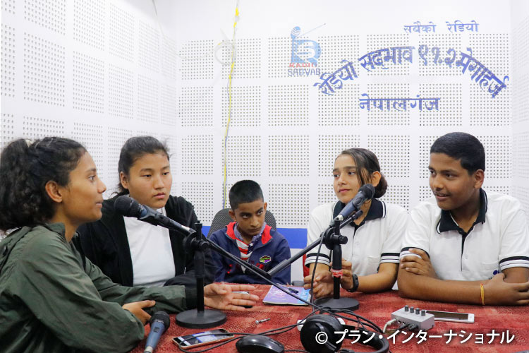 写真：ラジオ番組で語る女の子クラブのメンバー