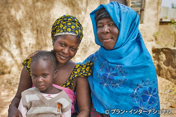 写真:娘にはFGMを受けさせないという母と祖母（マリ）