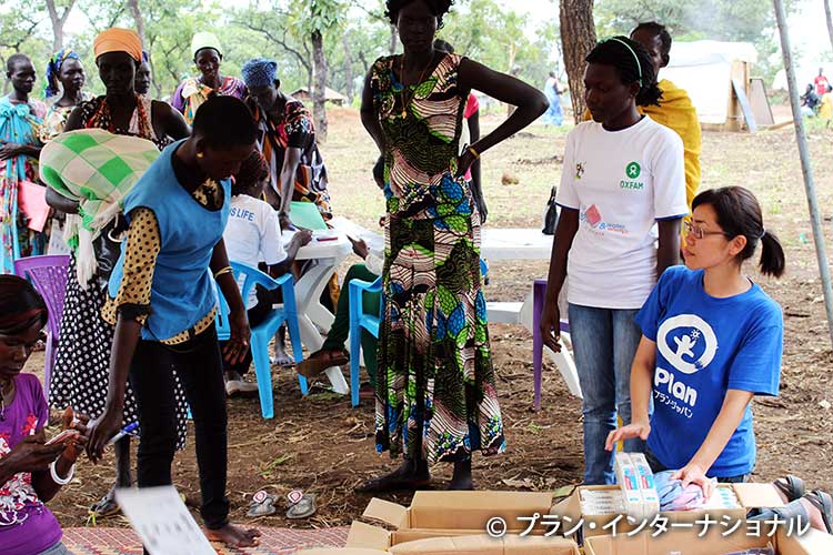 難民の女性たちに生理用品キットを配布（ウガンダ）
