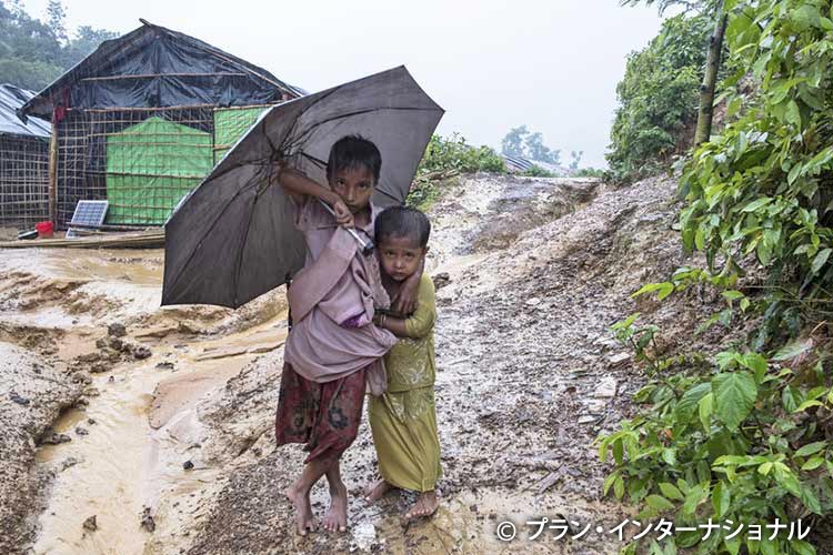 雨季で泥だらけのキャンプ内（バングラデシュ）
