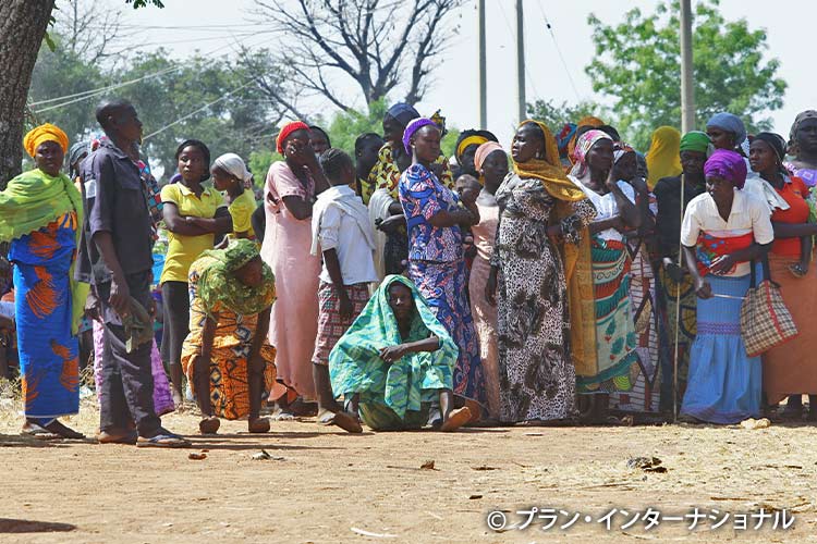 画像：支援物資を待つ人々（ナイジェリア）
