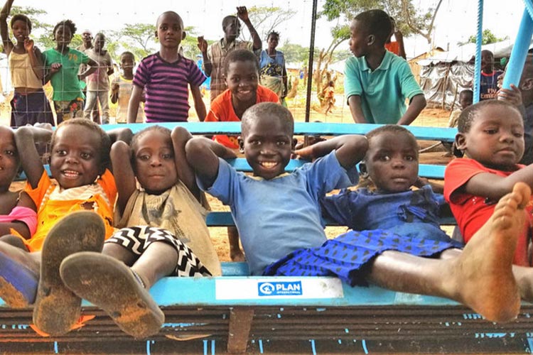 「子どもひろば」で楽しく遊ぶ子どもたち（ザンビア）
/ ©プラン・インターナショナル