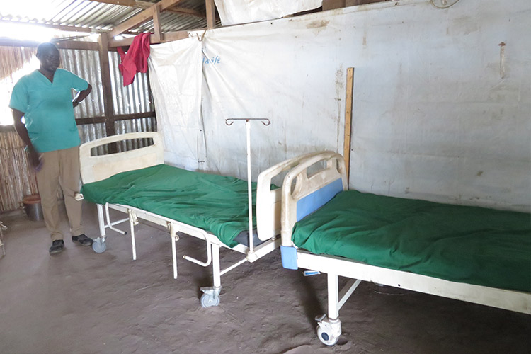 難民キャンプの仮設診療所の床は砂のまま（スーダン）/ ©プラン・インターナショナル