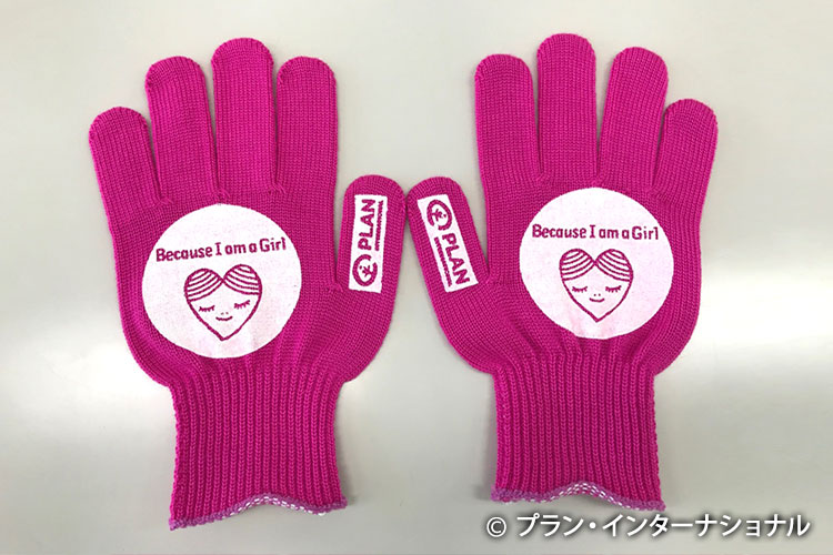 写真：2018年のオリジナルグッズはグローブ