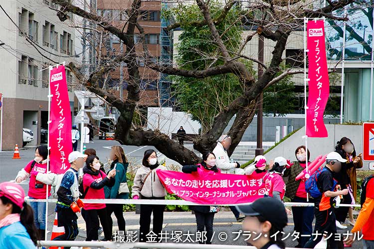 沿道応援にも熱が入ります　（撮影：金井塚太郎）