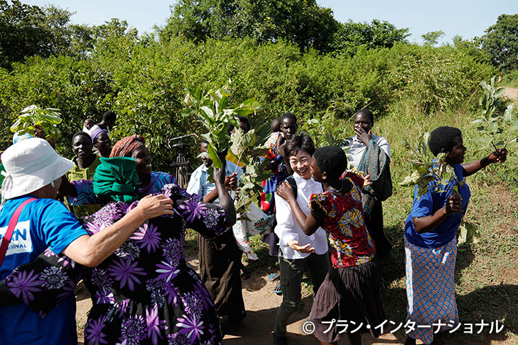 写真：村の女性たちの歓迎の踊りで迎えられました
