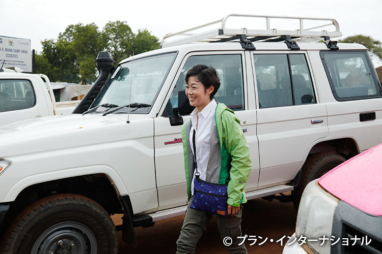 写真：アルア県の難民居住区に到着