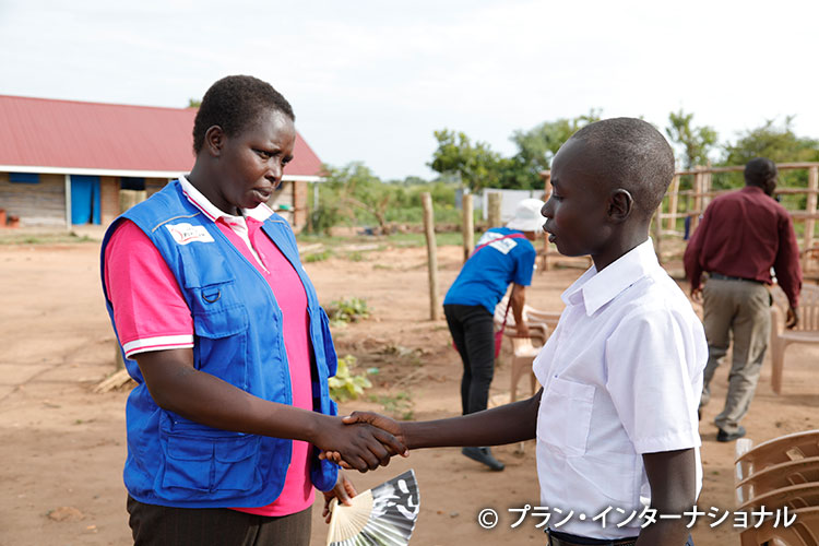写真：マイケルさんを励ますプランのスタッフ