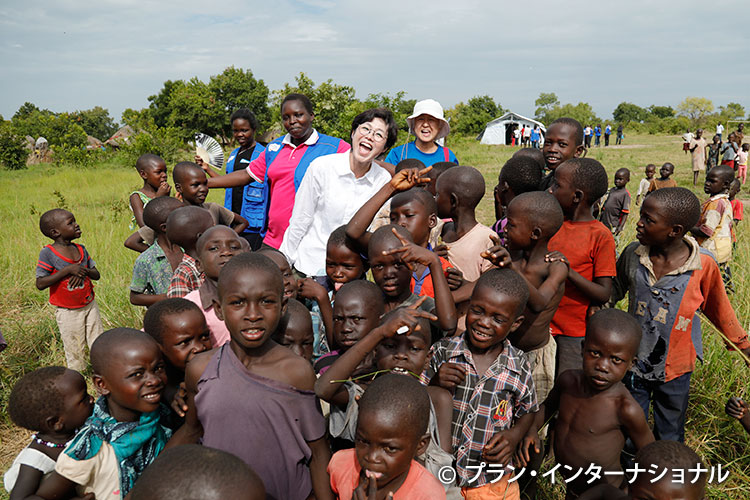 写真：元気いっぱいの居住区の子どもたちとパチリ