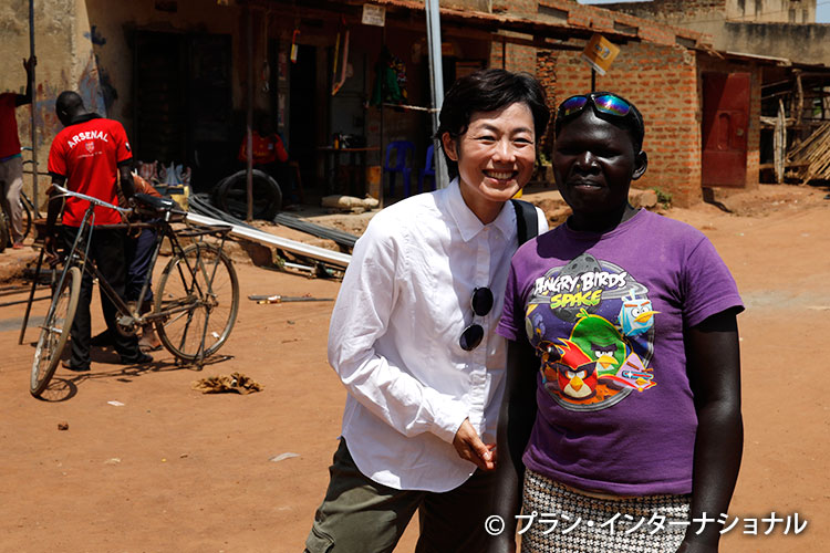 写真：ナンシーさんの職場で一緒に