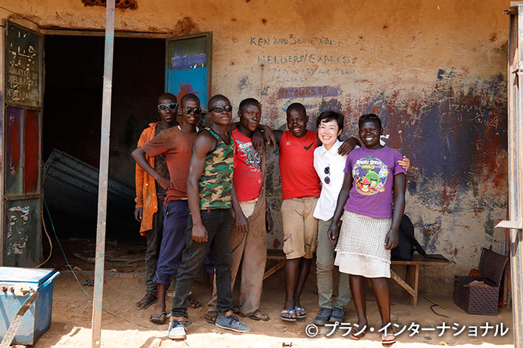 写真：女性職員はナンシーさんひとり。出来ないことは何もない