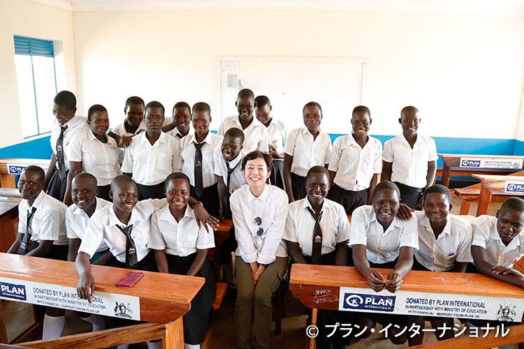 写真：ウガンダの女子中学生と