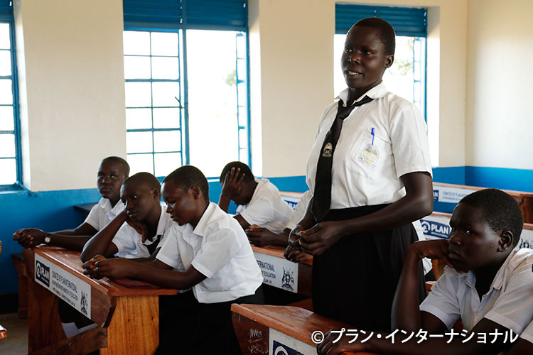 写真：「どうしても学校に通いたかった」と自分の経験を話すアポヨさん