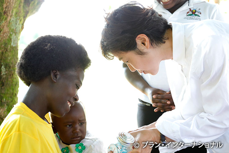 写真：アンジェラちゃんとお母さんにお土産を