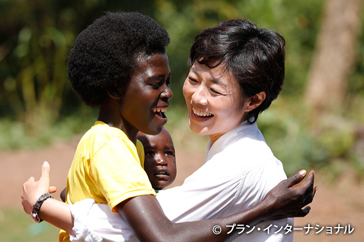 写真：アンジェラちゃんとお母さんとハグ