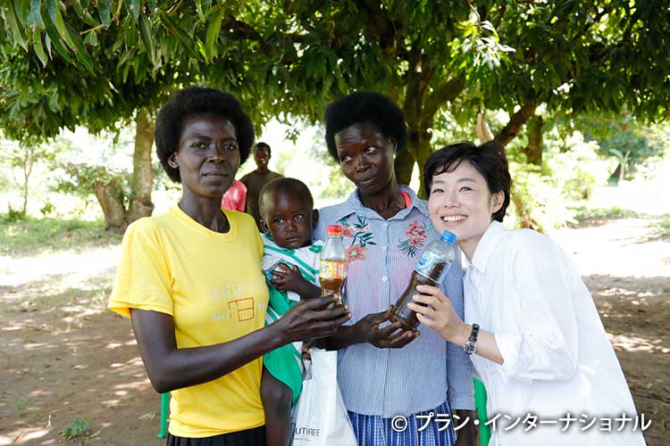 写真：手作りのシアバターをもらった有働さん