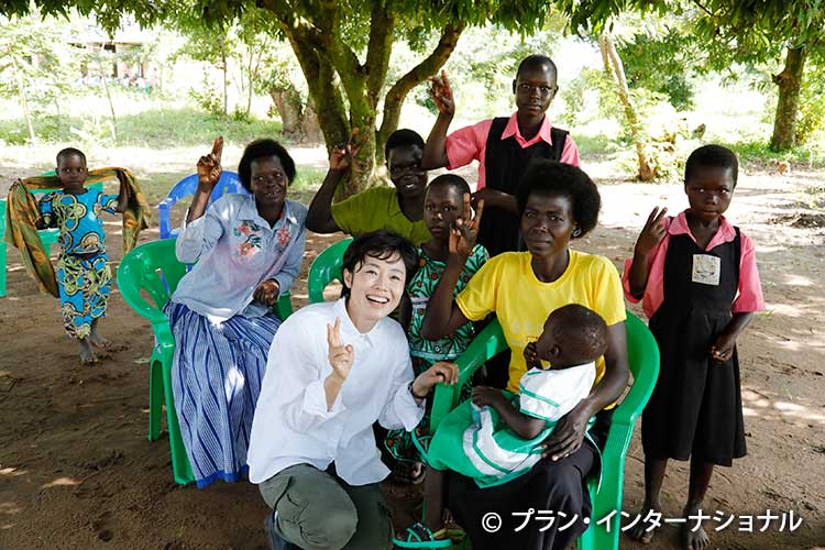 写真：アンジェラちゃんのふたりのお母さんと姉妹たちと一緒に