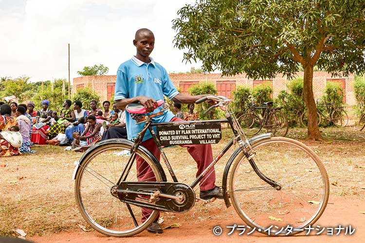 写真：自転車で村をまわることも多い