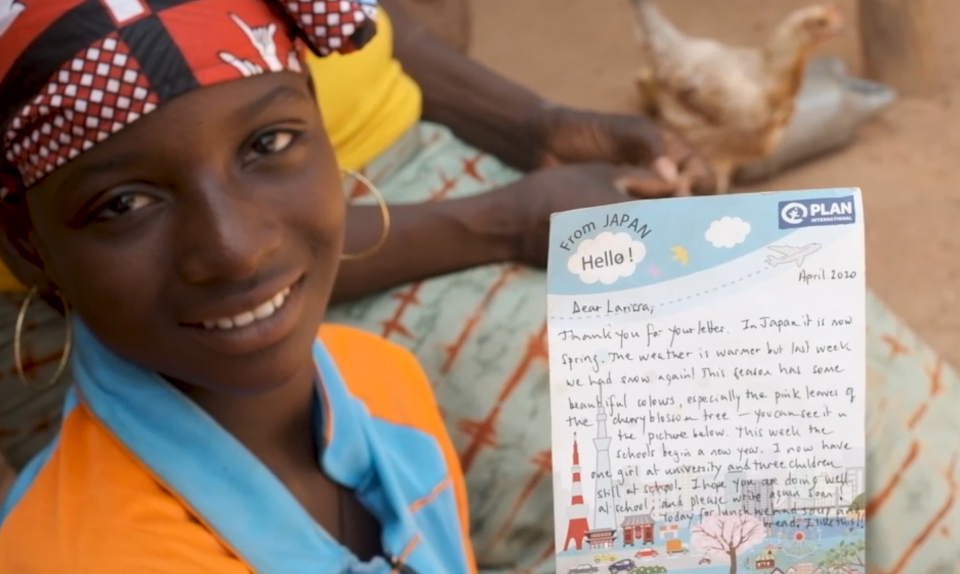 女の子が手を挙げている写真