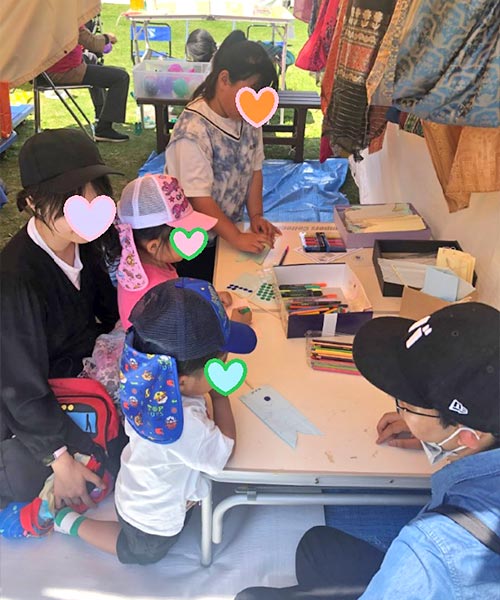 写真:こいのぼり描きに挑戦