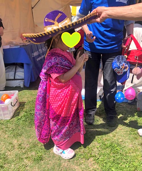 写真:ピンクのサリーがお似合い