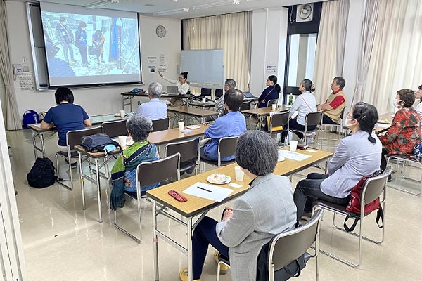 能登半島地震支援について説明する関根職員
