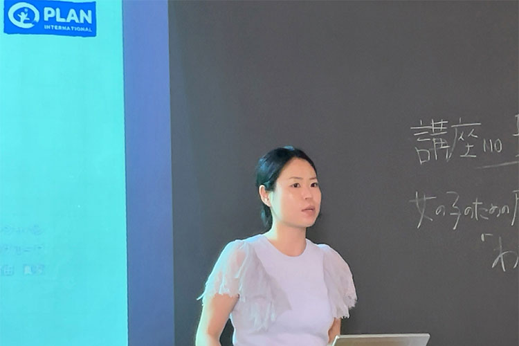 女の子の居場所について話す濱田職員