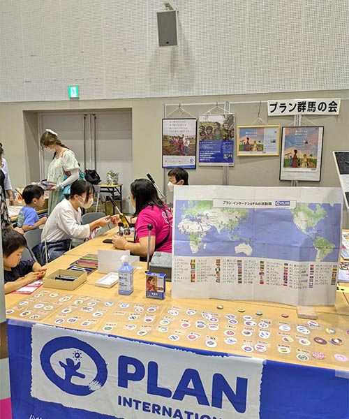 活動国の国旗で缶バッチを作ります